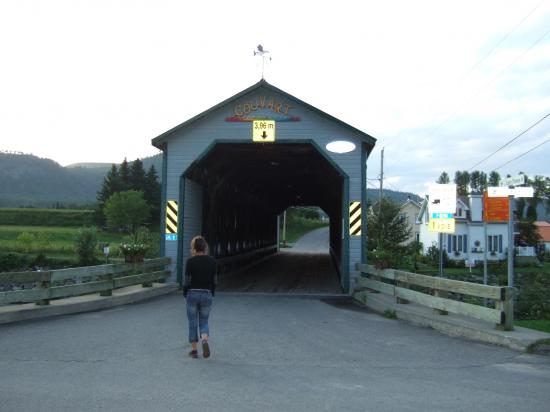 Un pont couvert du début du siècle dernier. Tout en bois (enfin presque). Oui Monsieur!