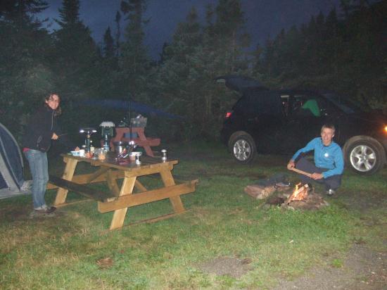 Notre voisin de camping François, maître dans l'art de faire un feu. Normal, c'est un québécois.
