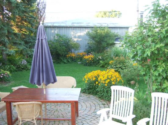 Un brin de verdure ne fait jamais de mal, surtout en prolongement de la terrasse