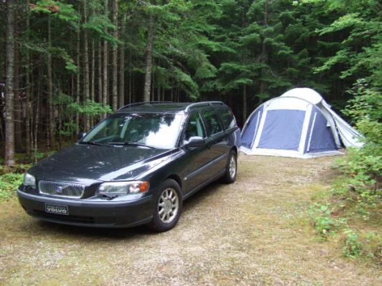 Au premier plan, le V70. En arrière plan, notre maison, étanche à l'eau mais pas aux moustiques...