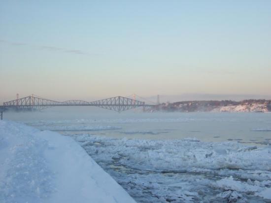 en arrière plan : le pont de Québec