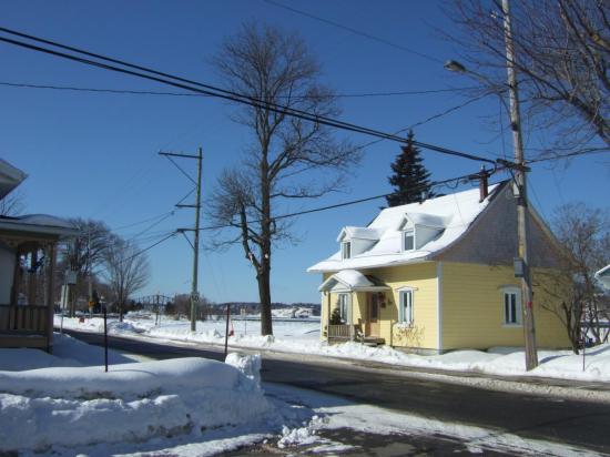 au bout de la rue, une petite maison jaune, au bord du fleuve