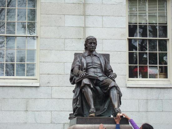 célèbre statue de John Harvard